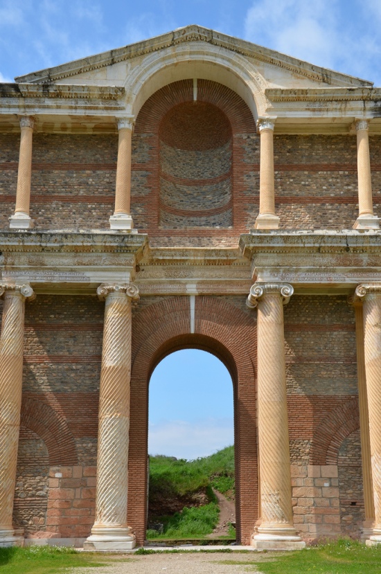 The first storey of the Marble Court carried Ionic capitals, the second a type known as "acanthus-and-fluting". 