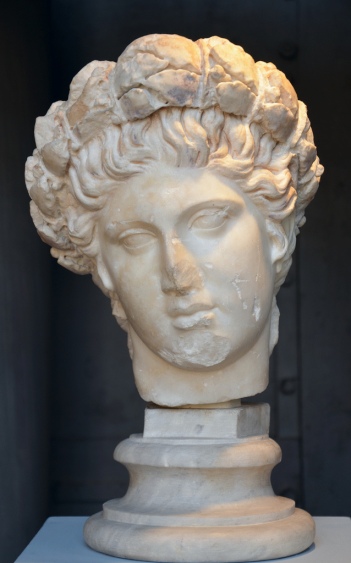 Head of Apollo crowned with a laurel wreath, Roman copy after a Hellenistic work.